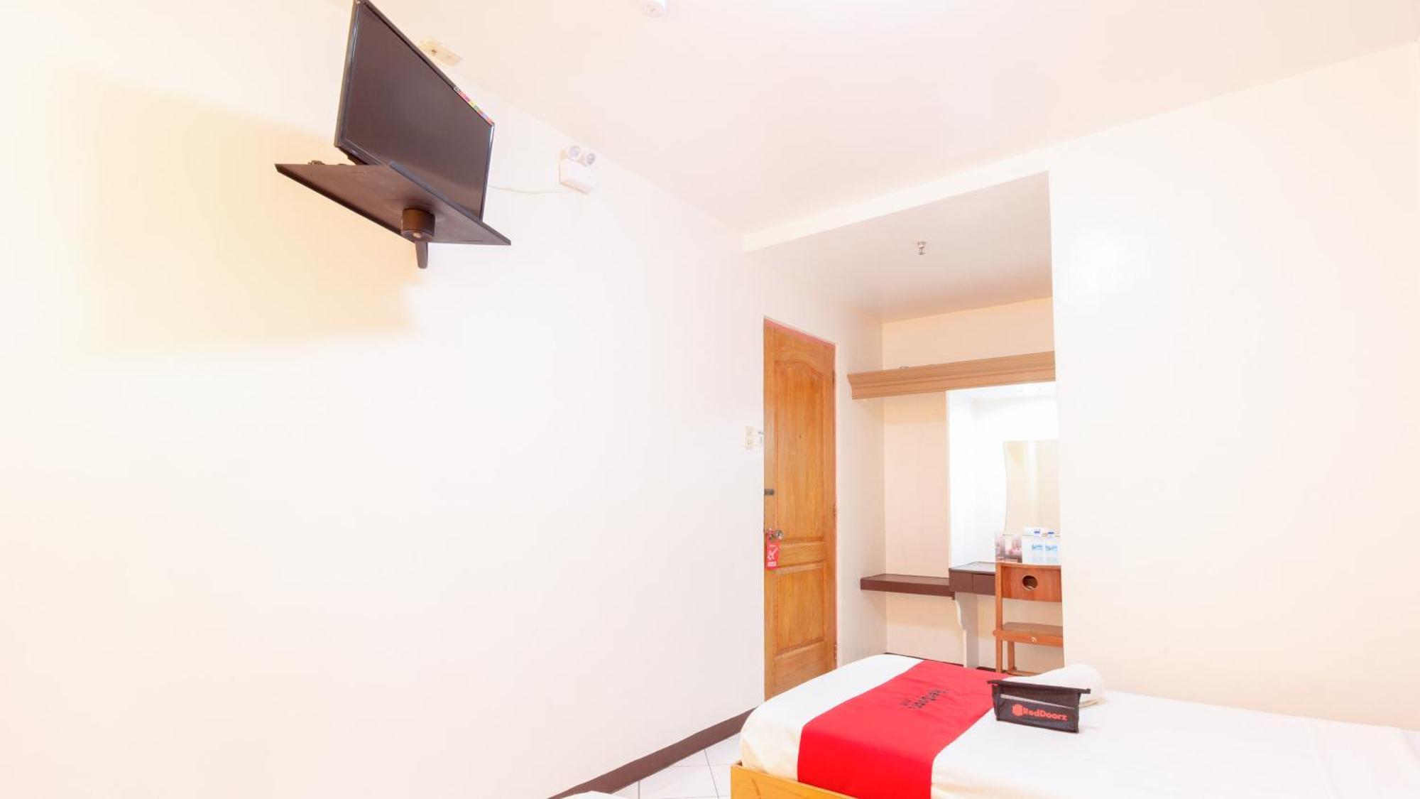 Отель Reddoorz @ Paterno Street Таклобан Экстерьер фото