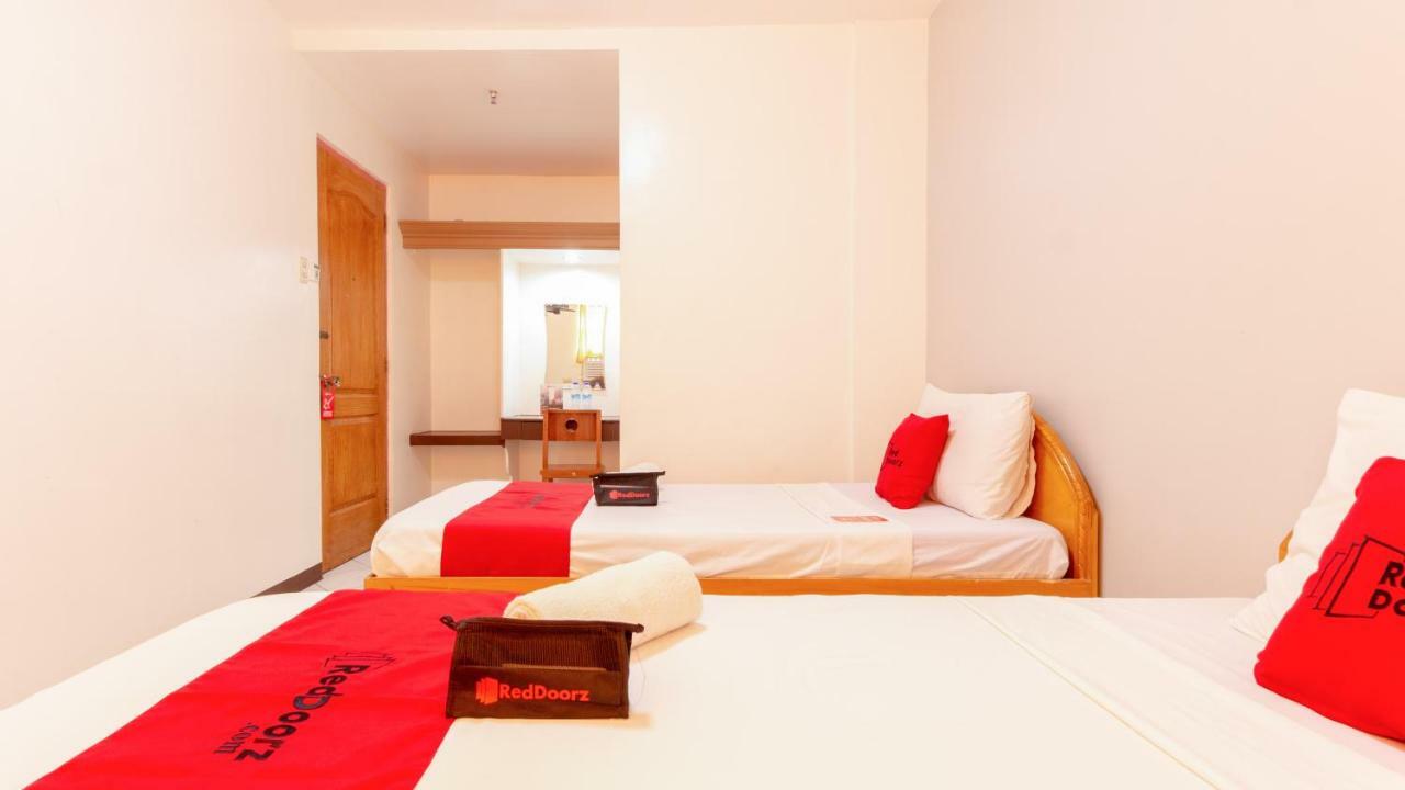 Отель Reddoorz @ Paterno Street Таклобан Экстерьер фото