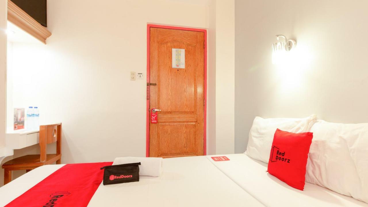 Отель Reddoorz @ Paterno Street Таклобан Экстерьер фото