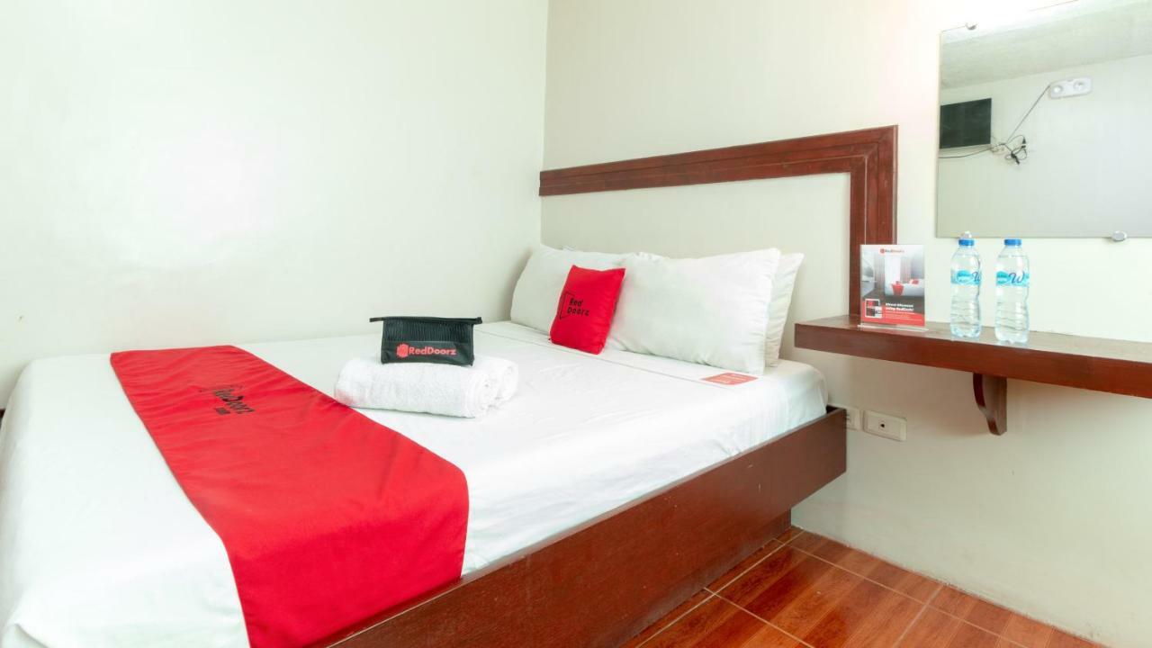 Отель Reddoorz @ Paterno Street Таклобан Экстерьер фото