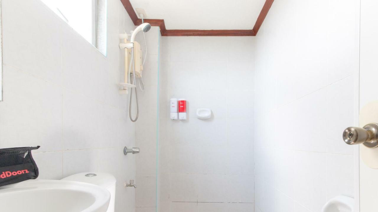 Отель Reddoorz @ Paterno Street Таклобан Экстерьер фото
