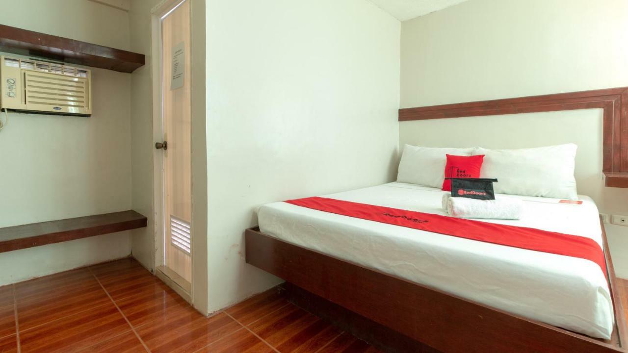Отель Reddoorz @ Paterno Street Таклобан Экстерьер фото