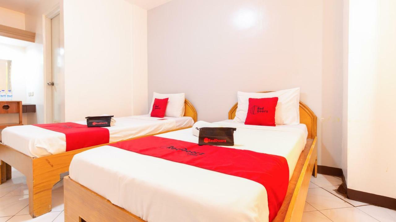 Отель Reddoorz @ Paterno Street Таклобан Экстерьер фото