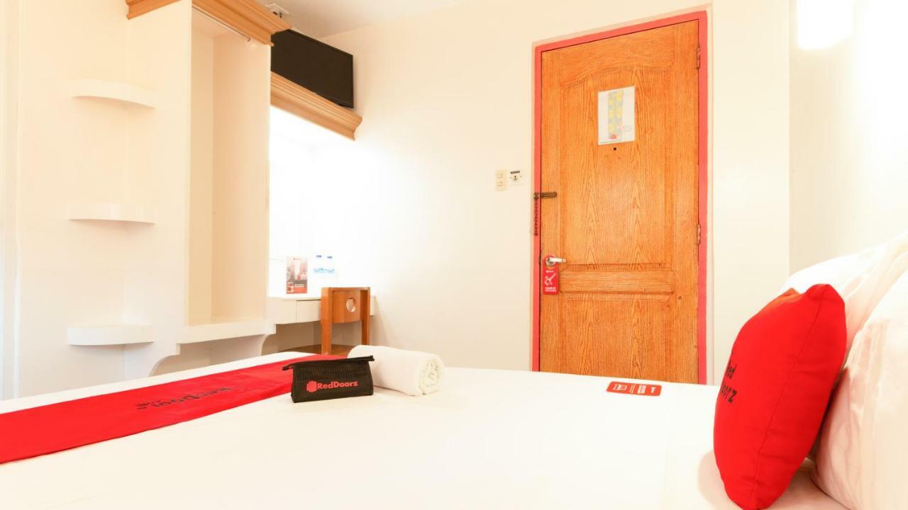 Отель Reddoorz @ Paterno Street Таклобан Экстерьер фото