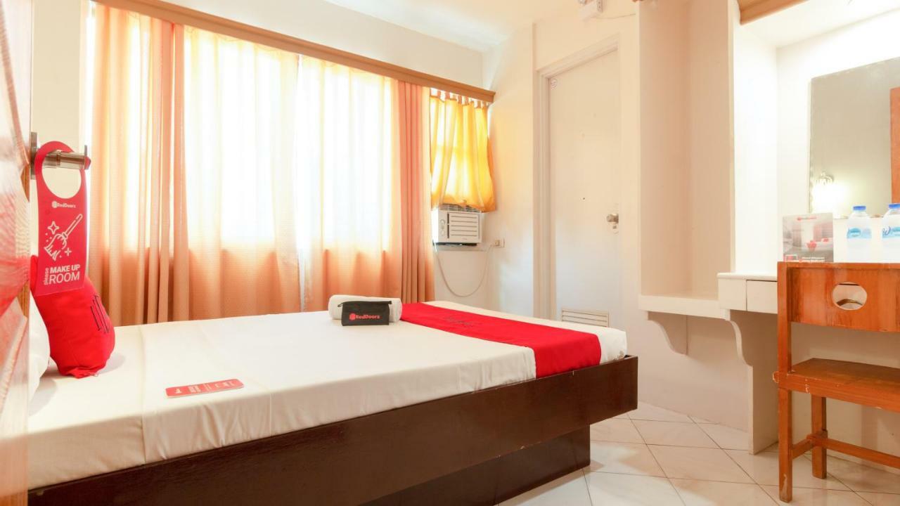 Отель Reddoorz @ Paterno Street Таклобан Экстерьер фото