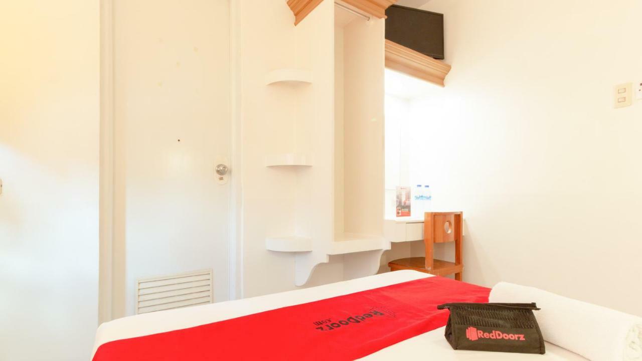 Отель Reddoorz @ Paterno Street Таклобан Экстерьер фото